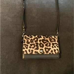 Michael kors jet set smartphone crossbody bag.